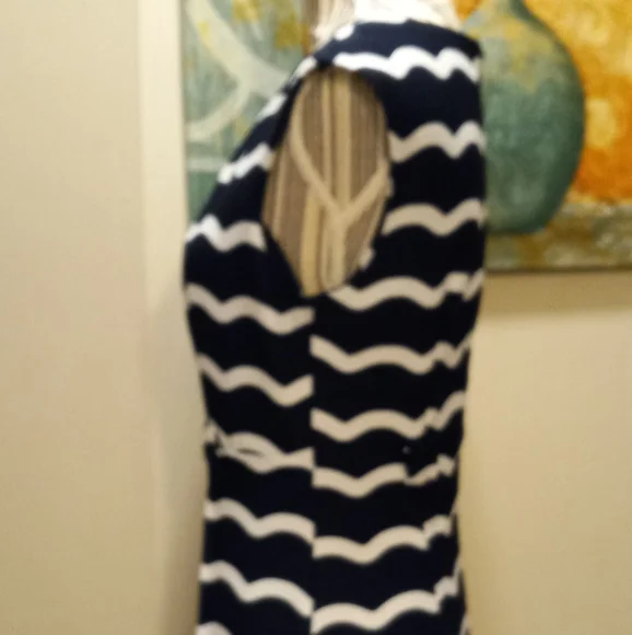 ILE New York  Short Sleeves Dress. - Picture 5 of 8